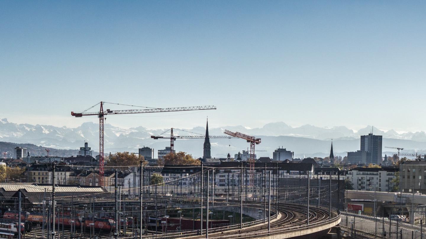 vue d'une ville en travaux , voie de train, grues