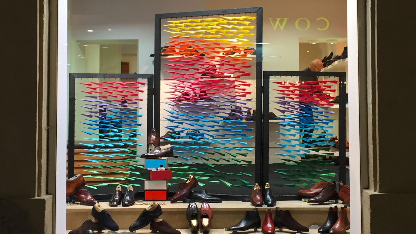 Design vitrine centrale avions en papier colorés